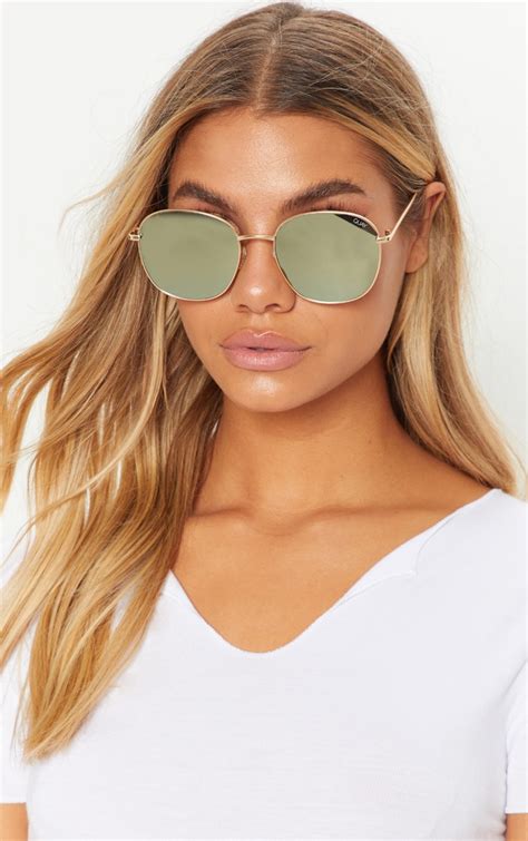 quay x love island australia jezabell round sunglasses in gold/smoke